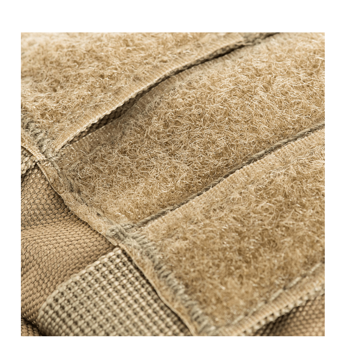 Lähikuva M-Tac Assault Packista, MOLLE-järjestelmä, beige materiaali.