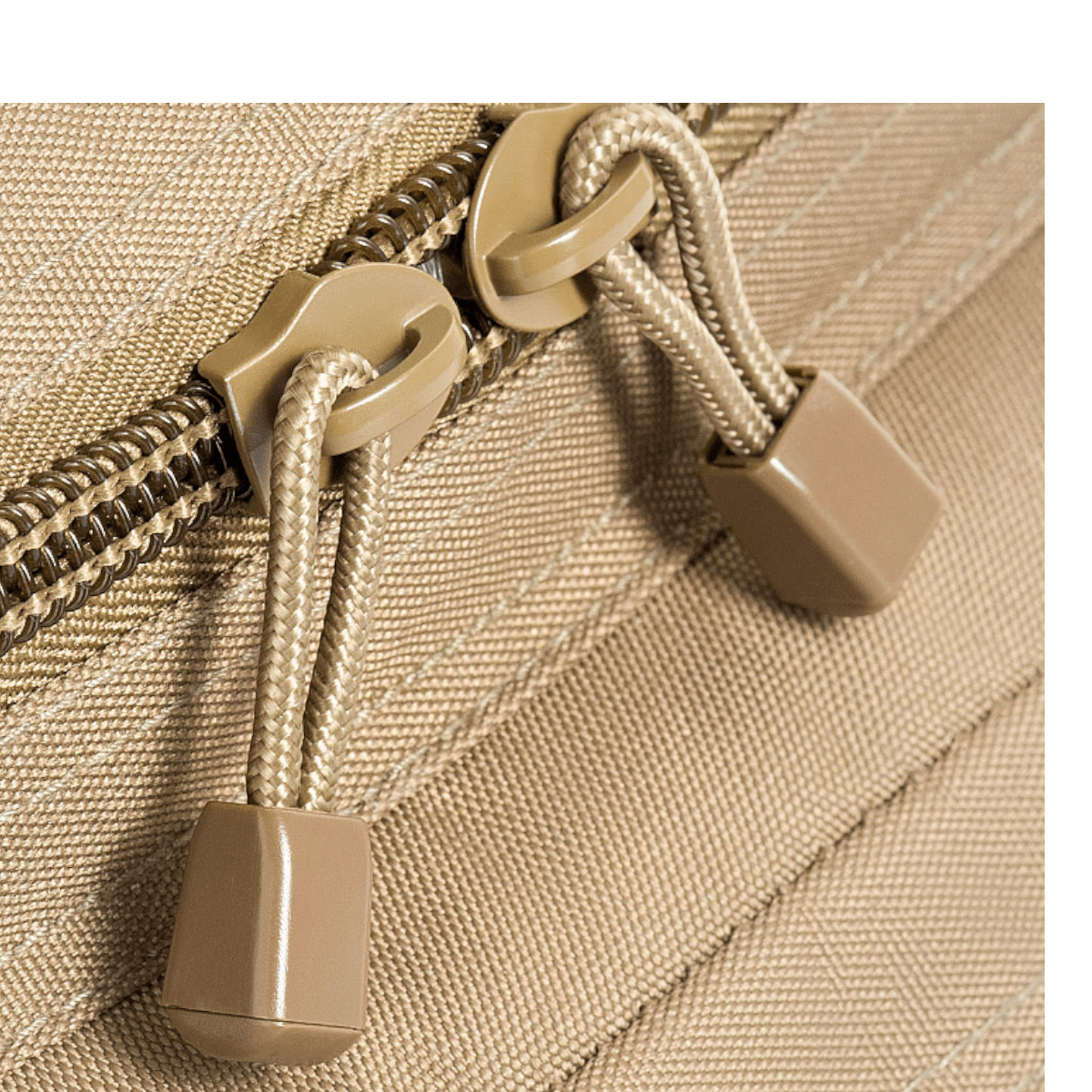 Lähikuva M-Tac Assault Packin vetoketjuista, kestävä materiaali ja MOLLE-järjestelmä, sopii kaupunkikäyttöön tai lyhyille retkille. Mitat: 42x20x25 cm.