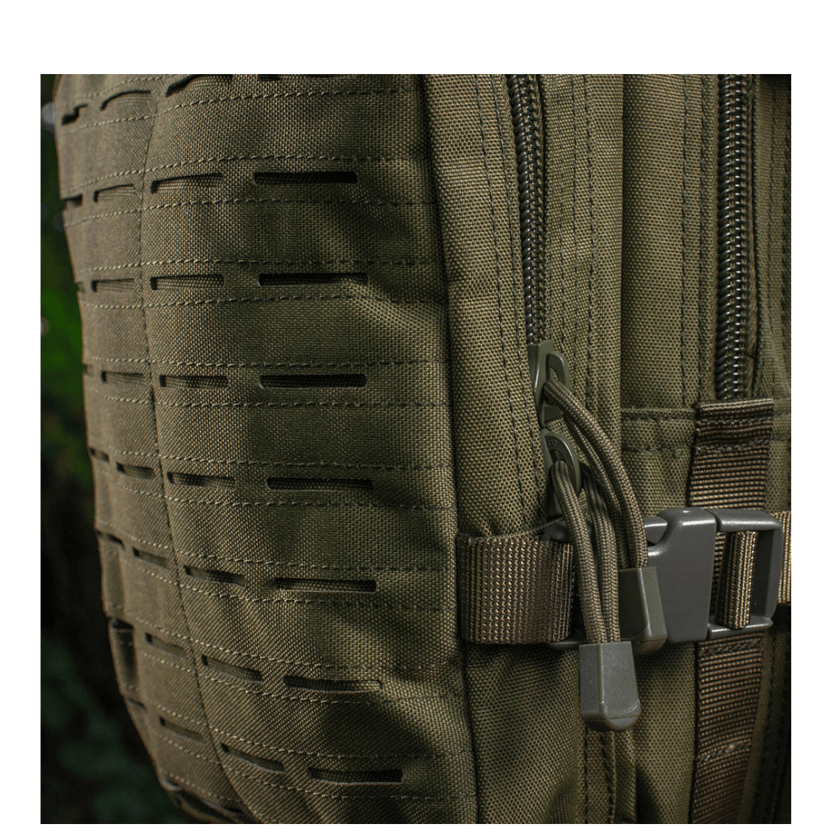 M-Tac Large Assault Pack Laser Cut -reppu, vetoketju ja MOLLE-kiinnitys, yksityiskohta sivutaskusta