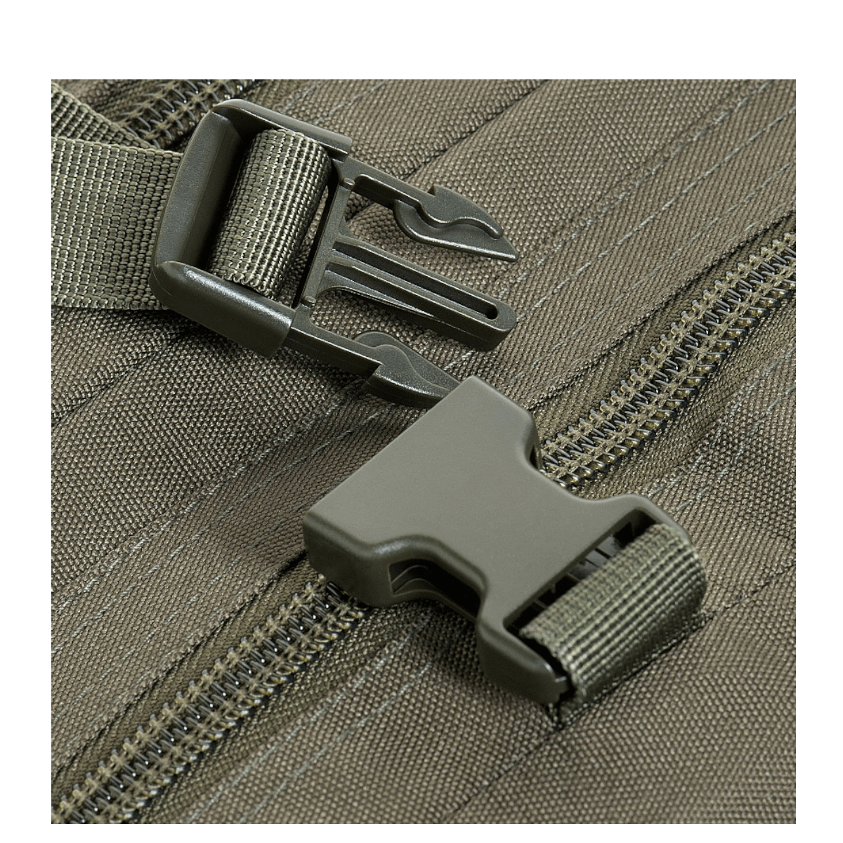 Lähikuva soljesta ja vetoketuista M-Tac Large Assault Pack Laser Cut -repussa, MOLLE-kiinnitys