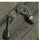 Lähikuva vetoketjuista M-Tac Large Assault Pack Laser Cut -repussa, tukeva rakenne ja MOLLE-järjestelmä
