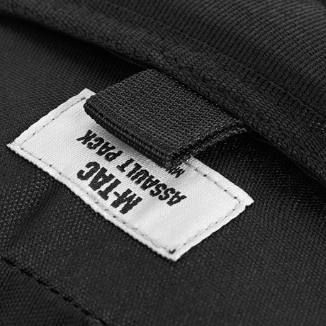 M-Tac Assault Pack Laser Cut -label mustassa repussa MOLLE-järjestelmällä, täydellinen kaupunkikäyttöön ja lyhyille vaelluksille.
