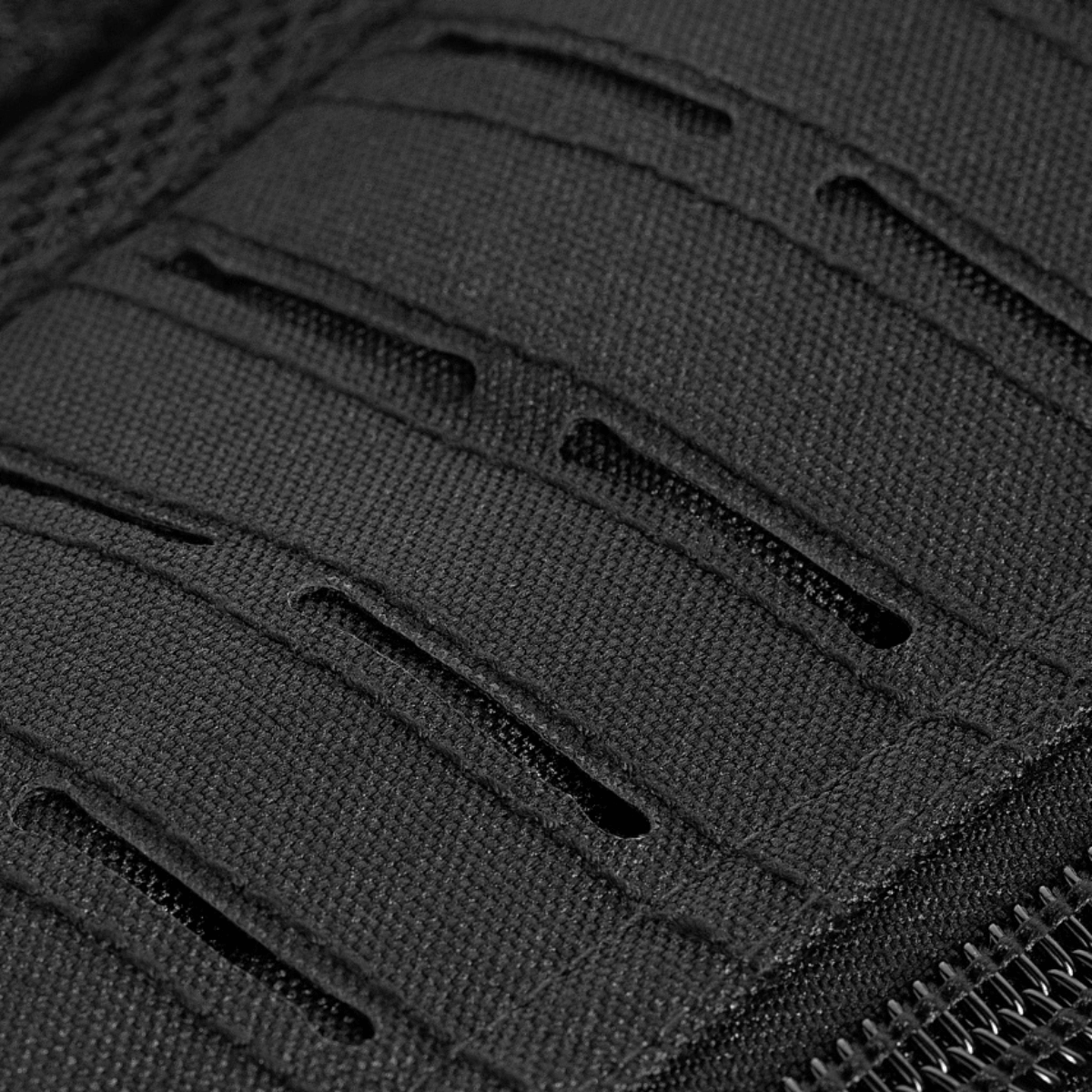 Lähikuva MOLLE-järjestelmästä M-Tac Assault Pack Laser Cutissa, kestävä reppu ulkokäyttöön lisävarusteiden kiinnittämiseen.