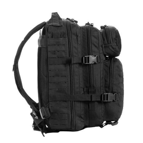 M-Tac Assault Pack Laser Cut, musta, kestävä polyesteri MOLLE-järjestelmällä, sivukuva säädettävillä remmeillä ja vetoketjutaskuilla.