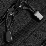 Lähikuva vetoketjusta M-Tac Assault Pack Laser Cutissa, kestävä polyesterimuotoilu vetoketjun vetonauhoilla.