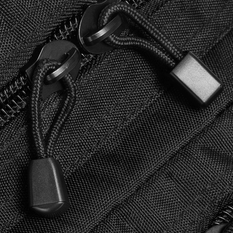 Lähikuva vetoketjusta M-Tac Assault Pack Laser Cutissa, kestävä polyesterimuotoilu vetoketjun vetonauhoilla.