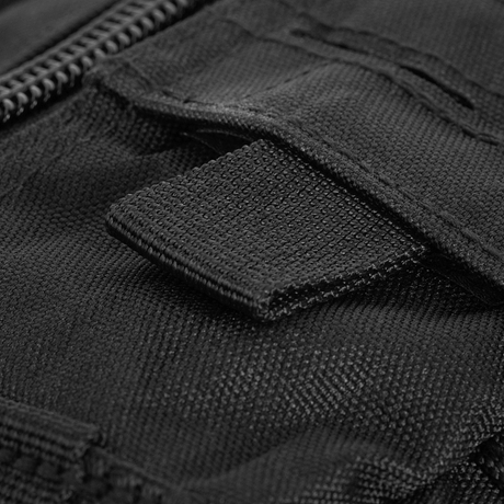 Lähikuva vetoketjun vetonauhasta ja kestävästä polyesterikankaasta M-Tac Assault Pack Laser Cutissa.