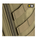 Lähikuva M-Tac Large Assault Pack -repusta, MOLLE-kiinnitys ja vetoketjudetaljit.