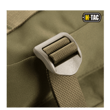 Yksityiskohta M-Tac Large Assault Pack -repusta, MOLLE-kiinnitys ja pehmustetut olkahihnat miellyttävään kantamiseen.
