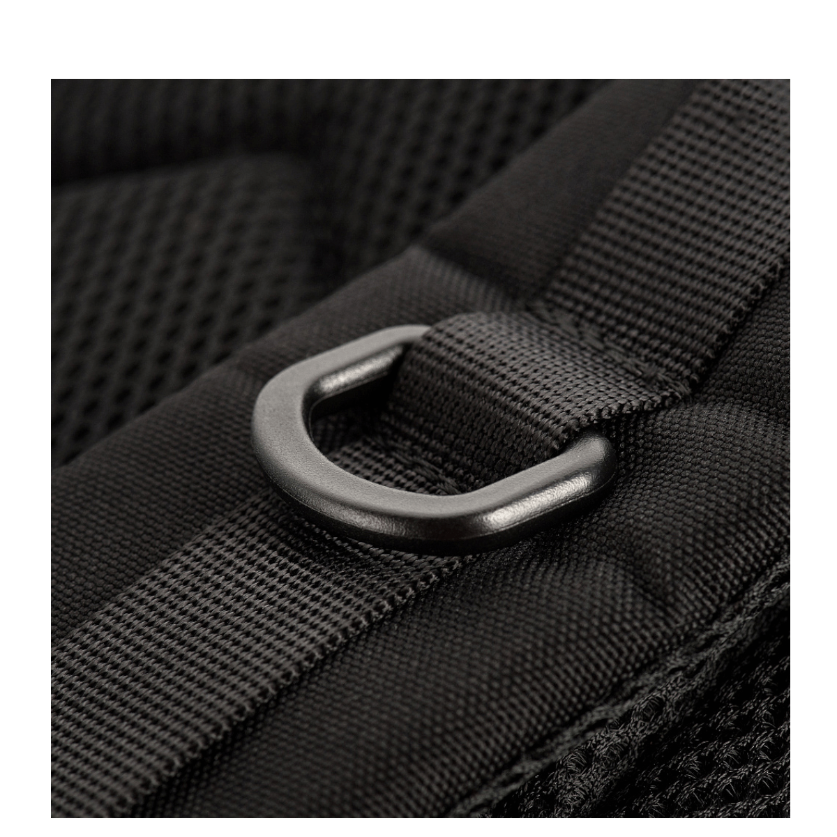 M-Tac Large Assault Pack -reppu säädettävällä remmillä ja MOLLE-järjestelmällä