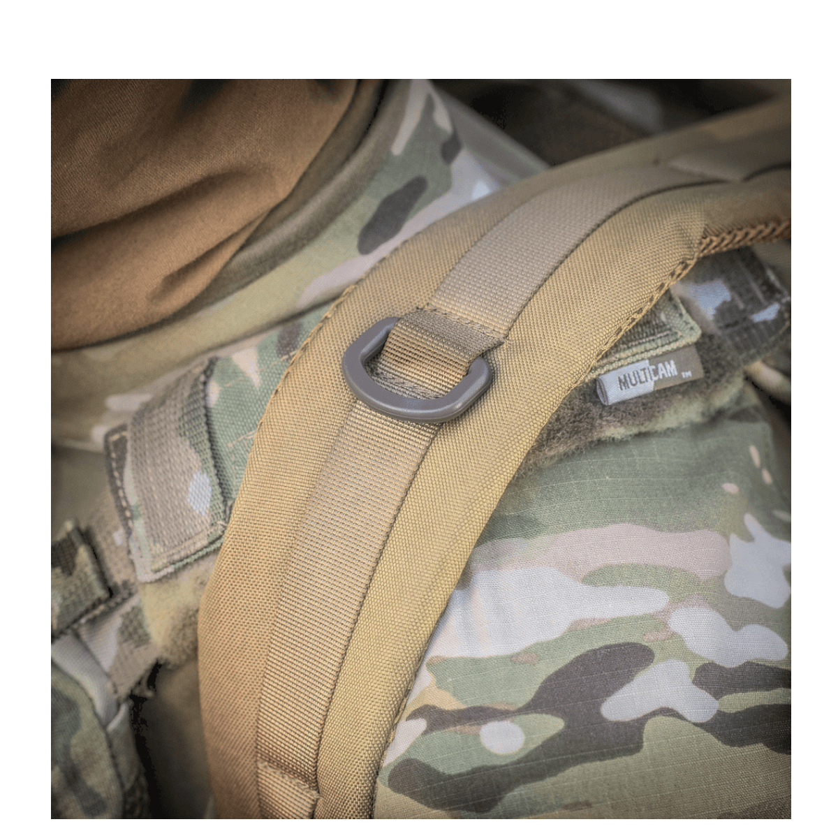 Ruskea maastokuvioinen olkahihna M-Tac Large Assault Pack -repusta, pehmustettu ja säädettävä mukavaan kantoon.