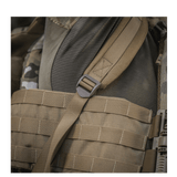 Ruskea M-Tac Large Assault Pack -reppu MOLLE-järjestelmällä ja säädettävillä olkahihnoilla, lähikuva kantohihnasta.