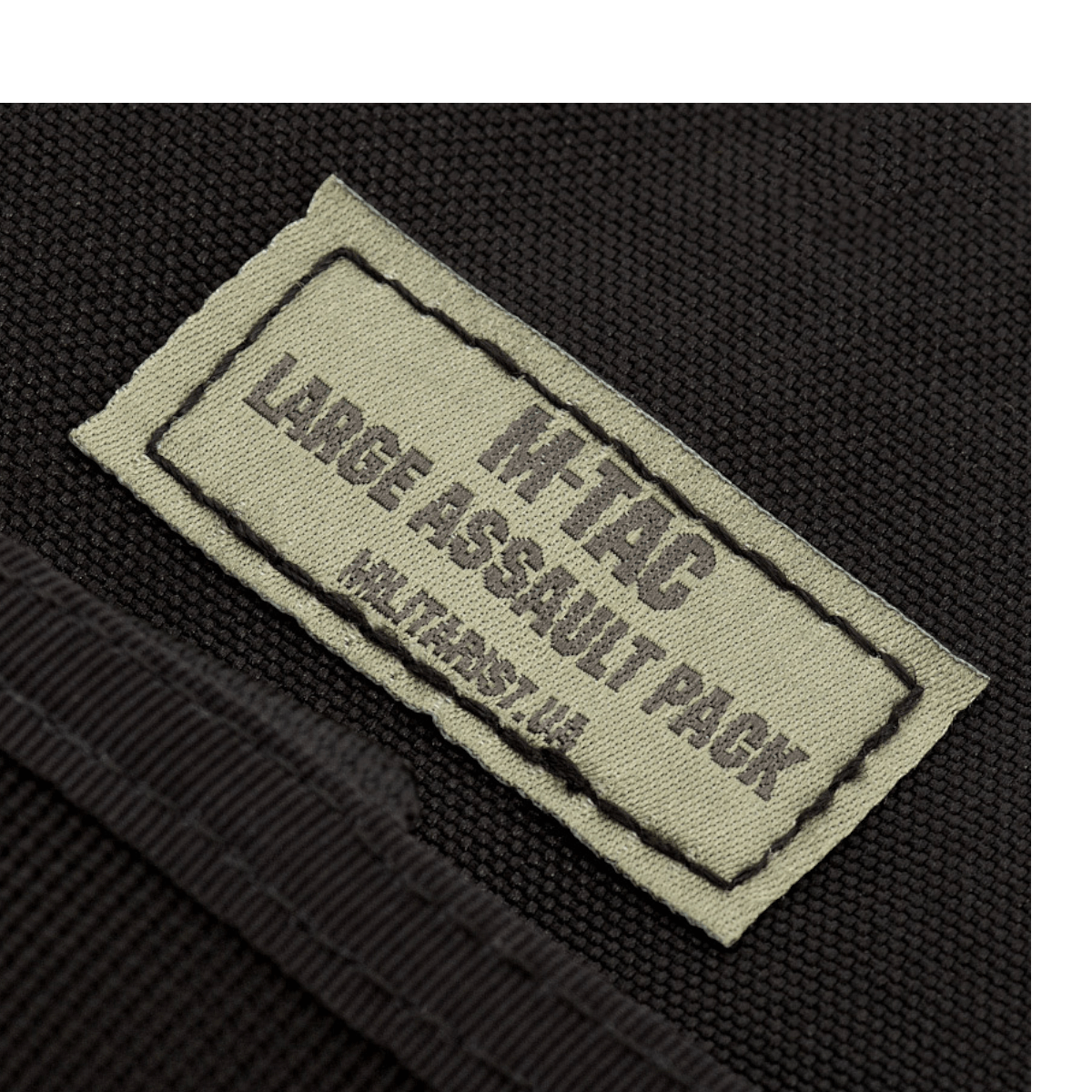 Lähikuva M-Tac Large Assault Pack -repun etiketistä, tuotemerkin logo ja nimi näkyvissä
