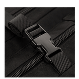 Kiinnitysdetalji M-Tac Large Assault Pack -repusta: vetoketju ja säädettävä remmi, musta materiaali