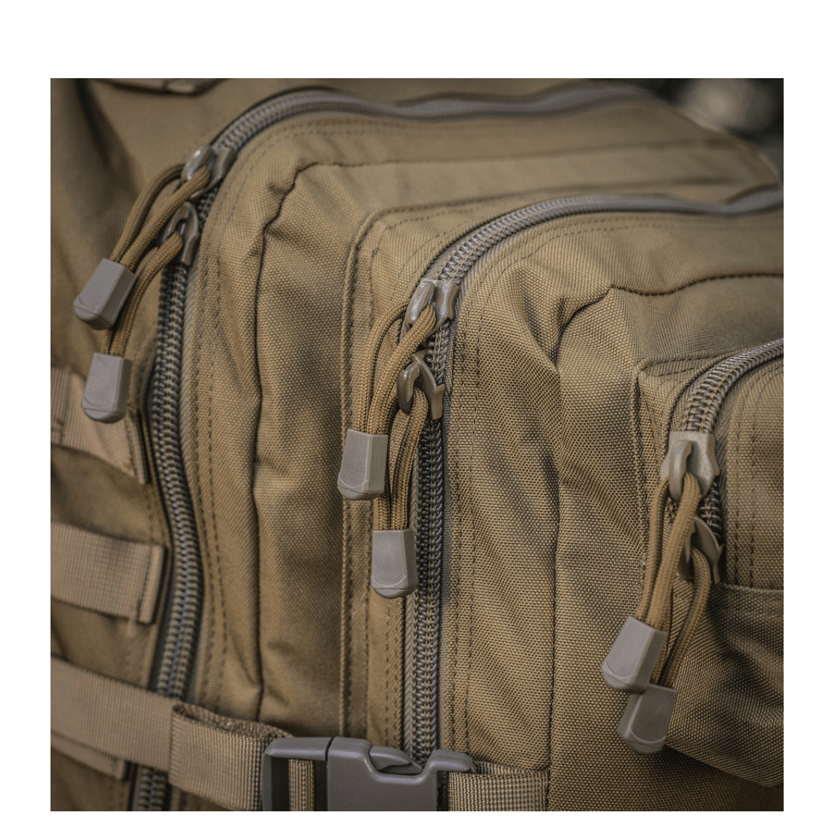 M-Tac Large Assault Pack -reppu vetoketjutaskuilla ja MOLLE-järjestelmällä, sopii kaupunkikäyttöön ja vaelluksiin.