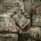 M-Tac Double Magazine Pouch APS Laser Cut käytössä, pidetään henkilön toimesta camo-vaatetuksessa. Kevyt, kompakti kahdelle APS-lippaalle.