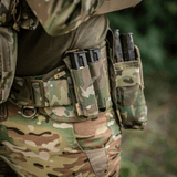 M-Tac Double Magazine Pouch APS Laser Cut camo-kuosissa nopeaan ja turvalliseen lippaiden kuljetukseen kentällä.
