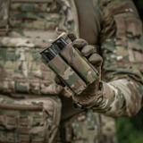 M-Tac Double Magazine Pouch APS Laser Cut kenttäkäyttöön ja nopeaan uudelleenlataukseen sotilasympäristössä, kiinnitetty MOLLE-varusteeseen.