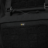 M-Tac Admin Pouch Large Elite tarrapaneelilla taktiseen käyttöön, tehty kestävästä Cordura-materiaalista, lähikuva yksityiskohdista.