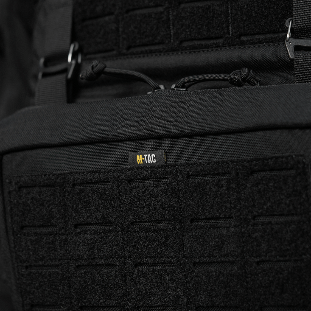 M-Tac Admin Pouch Large Elite tarrapaneelilla taktiseen käyttöön, tehty kestävästä Cordura-materiaalista, lähikuva yksityiskohdista.