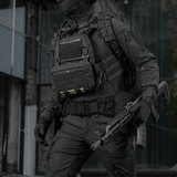 Taktinen käyttäjä kantaa M-Tac Admin Pouch Large Eliteä dokumenteille ja taskulampulle, valmistettu Cordura 500D:stä.