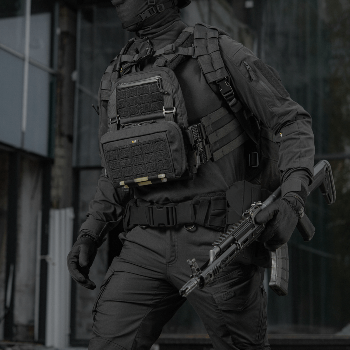 Taktinen käyttäjä kantaa M-Tac Admin Pouch Large Eliteä dokumenteille ja taskulampulle, valmistettu Cordura 500D:stä.
