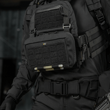 M-Tac Admin Pouch Large Elite kiinnitettynä taktiseen liiviin, tehty kestävästä Cordura 500D:stä, sopii varusteiden säilytykseen.