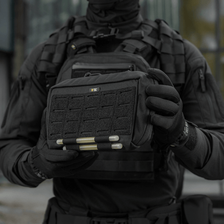 Taktiset varusteet M-Tac Admin Pouch Large Elitellä, tehty kestävästä Cordura 500D:stä, esitetty kenttäkäytössä.