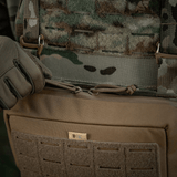 M-Tac Admin Pouch Large Elite kiinnitettynä taktiseen liiviin metsämallissa, tehty kestävästä Cordurasta, taskuilla ja vetoketjulla.