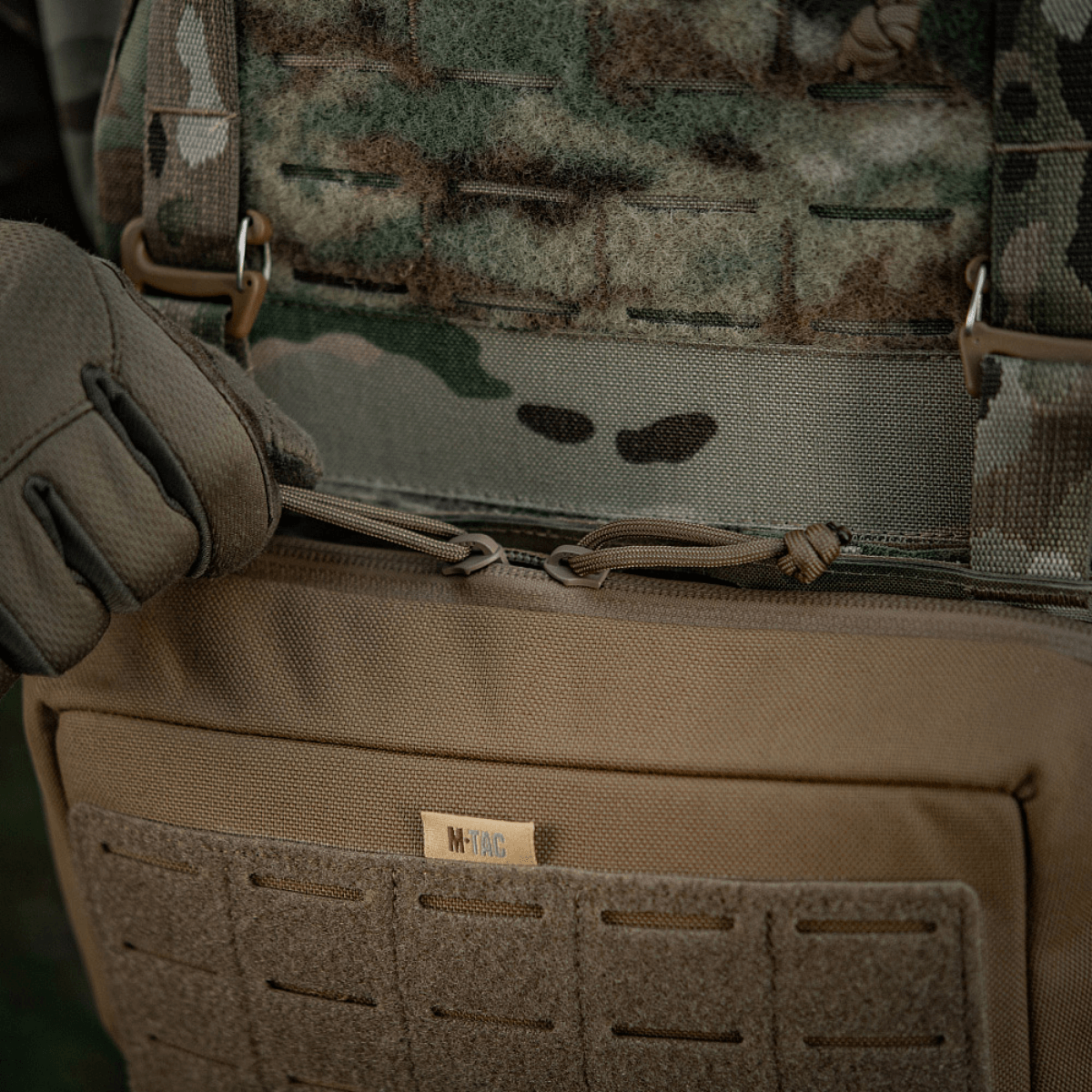 M-Tac Admin Pouch Large Elite kiinnitettynä taktiseen liiviin metsämallissa, tehty kestävästä Cordurasta, taskuilla ja vetoketjulla.