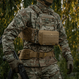 M-Tac Admin Pouch Large Elite kiinnitettynä taktiseen liiviin metsässä.