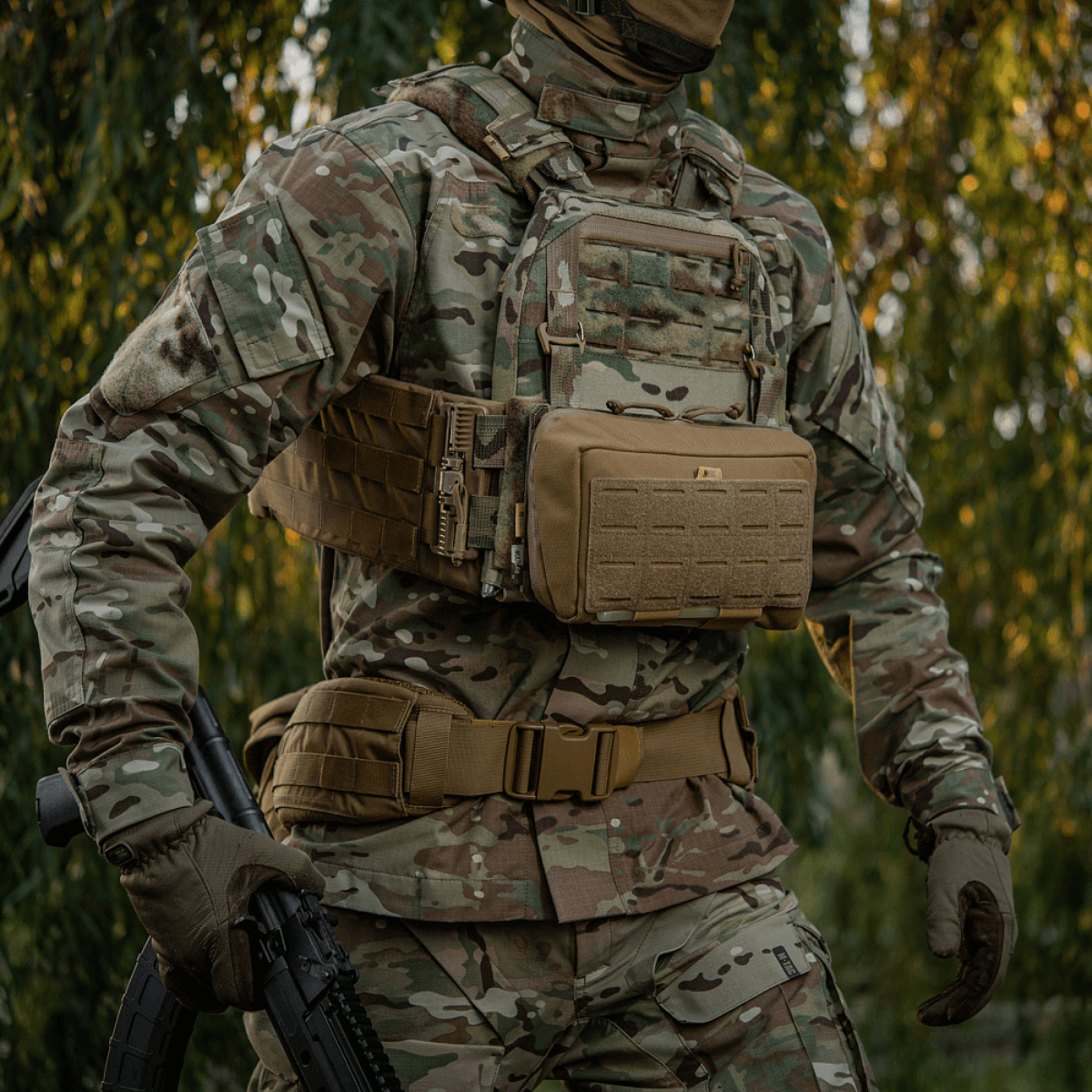 M-Tac Admin Pouch Large Elite kiinnitettynä taktiseen liiviin metsässä.