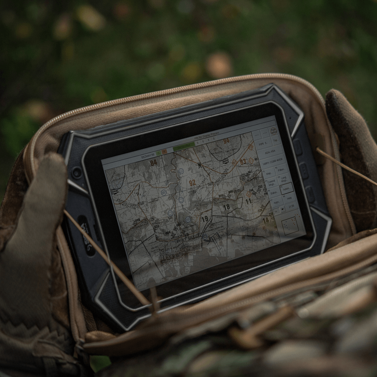 M-Tac Admin Pouch Large Elite, tabletti karttanäytöllä säilytettynä kestävässä Cordura 500D -laukussa luonnossa.