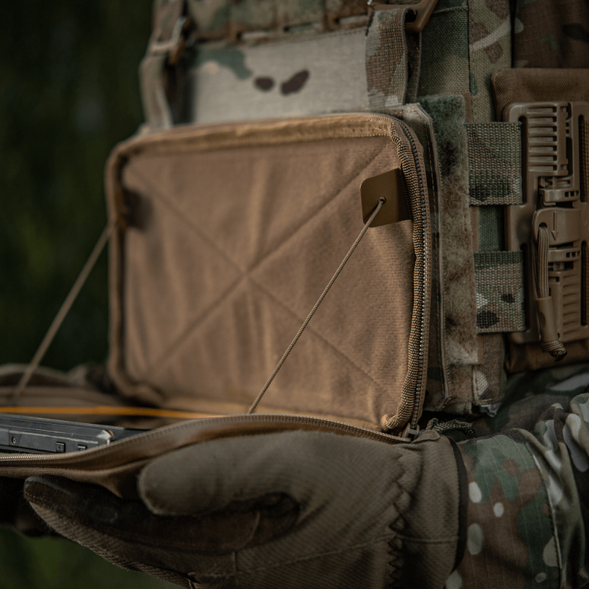 Kuva M-Tac Admin Pouch Large Elite -toiminnossa, näyttää taktisten varusteiden säilytyksen kestävässä Cordura-materiaalissa ulkokäyttöön.