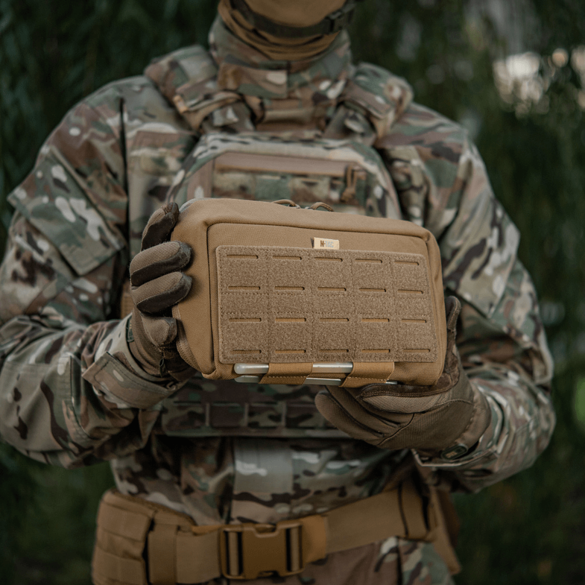 M-Tac Admin Pouch Large Elite taktinen paneeli maastopuvussa, pidetty sotilaan toimesta kenttävarusteissa.