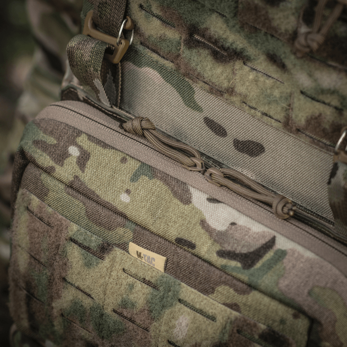 M-Tac Admin Pouch Large Elite camouflage-mallissa taktista varustusta varten, valmistettu kestävästä Cordura-materiaalista.