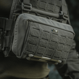 M-Tac Admin Pouch Large Elite Cordura 500D -laukku kiinnitettynä taktiseen liiviin, laser cut velcro-panel patchesille.