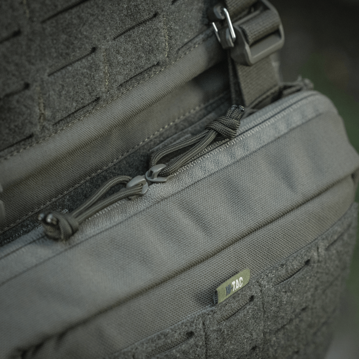 Lähikuva M-Tac Admin Pouch Large Elite: Cordura 500D -materiaali, sopii taktiseen varusteeseen ja säilytykseen.