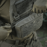M-Tac Admin Pouch Large Elite käytössä taktisen varustuksen kanssa, valmistettu Cordura 500D:stä, velcro-panel ja säilytystilat.