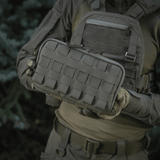 Henkilö pitää M-Tac Admin Pouch Large Elite -laukua, jossa laserskåret velcro-panel. Sopii taktiseen varusteen säilytykseen. Valmistettu Cordura 500D:stä.