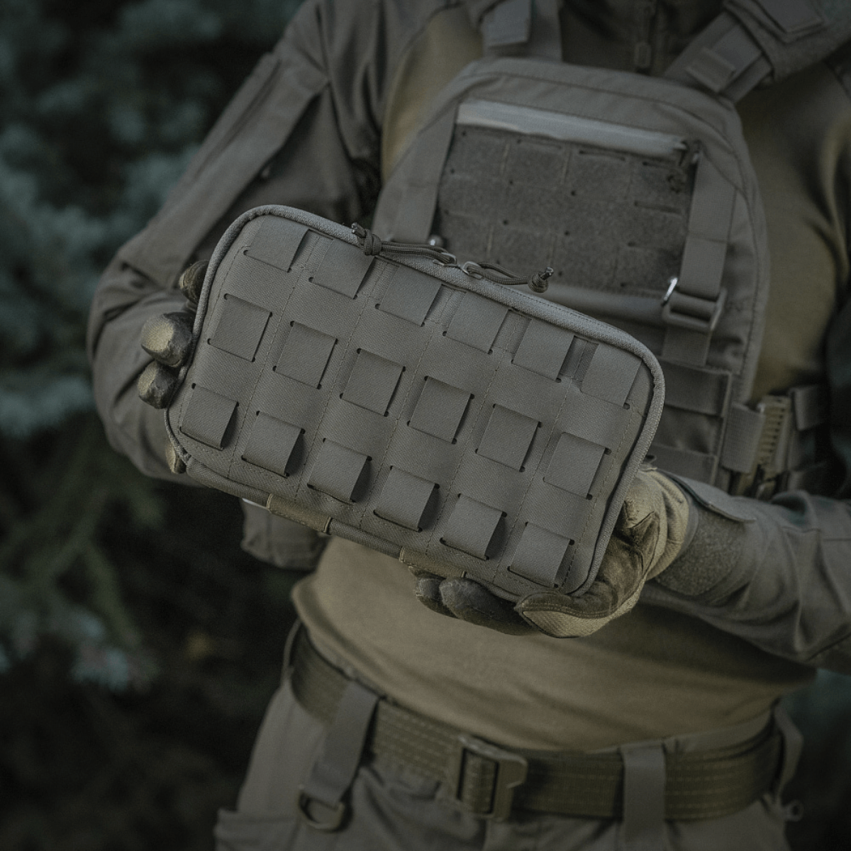 Henkilö pitää M-Tac Admin Pouch Large Elite -laukua, jossa laserskåret velcro-panel. Sopii taktiseen varusteen säilytykseen. Valmistettu Cordura 500D:stä.