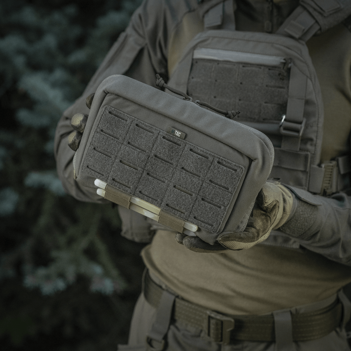 Taktinen M-Tac Admin Pouch Large Elite univormua käyttävän henkilön kädessä, velcro-paneeleilla, valmistettu Cordura 500D:stä.