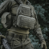 M-Tac Admin Pouch Large Elite käytössä taktisten varusteiden kanssa, Cordura 500D -materiaali, sopii välttämättömien tavaroiden säilytykseen.