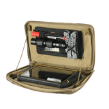 M-Tac Admin Pouch X-Large Elite avoin laukku työkaluilla ja tabletilla, optimoitu taktiseen varustukseen kestävässä Cordura 500D -muotoilussa.