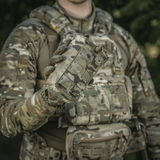 M-Tac Mediclomme Small Vertical Elite multicam-nylonista NIJ-sertifioinnilla ja sisäisellä IFAK-organizerilla, näytetty gallerian sijainti 1, pidetty kädessä.