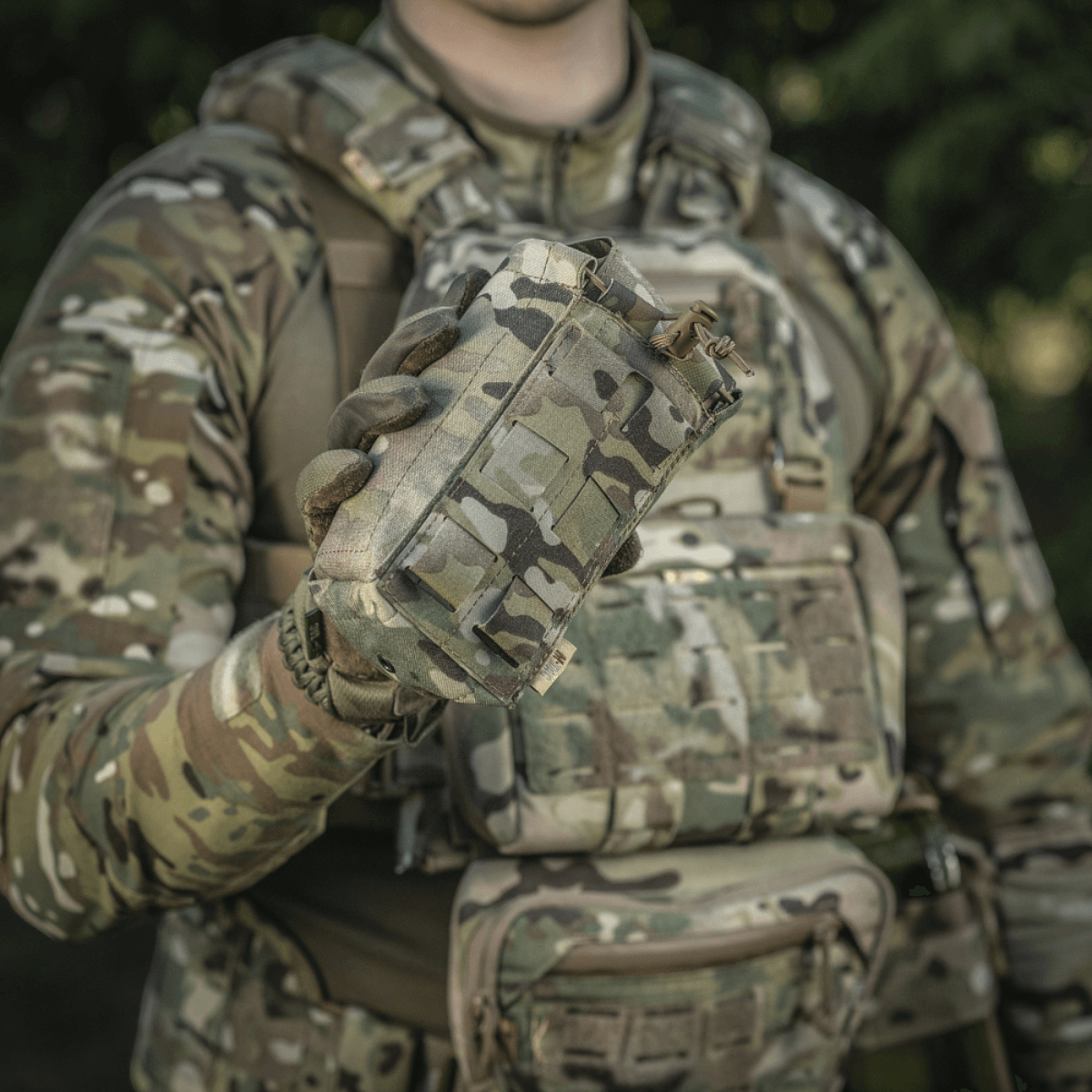M-Tac Mediclomme Small Vertical Elite multicam-nylonista NIJ-sertifioinnilla ja sisäisellä IFAK-organizerilla, näytetty gallerian sijainti 1, pidetty kädessä.