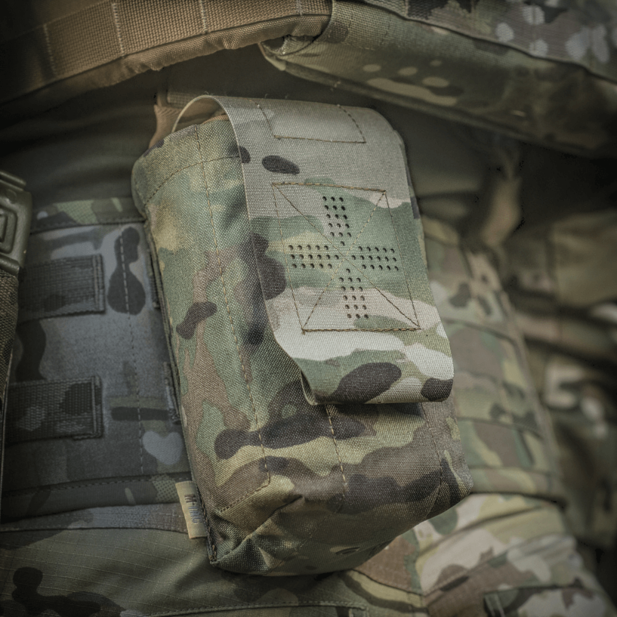 M-Tac Mediclomme Small Vertical Elite multicam-nylonista, NIJ-sertifiointi, kiinnitetty taktiseen varustukseen, näytetty galleria-asemassa 1.