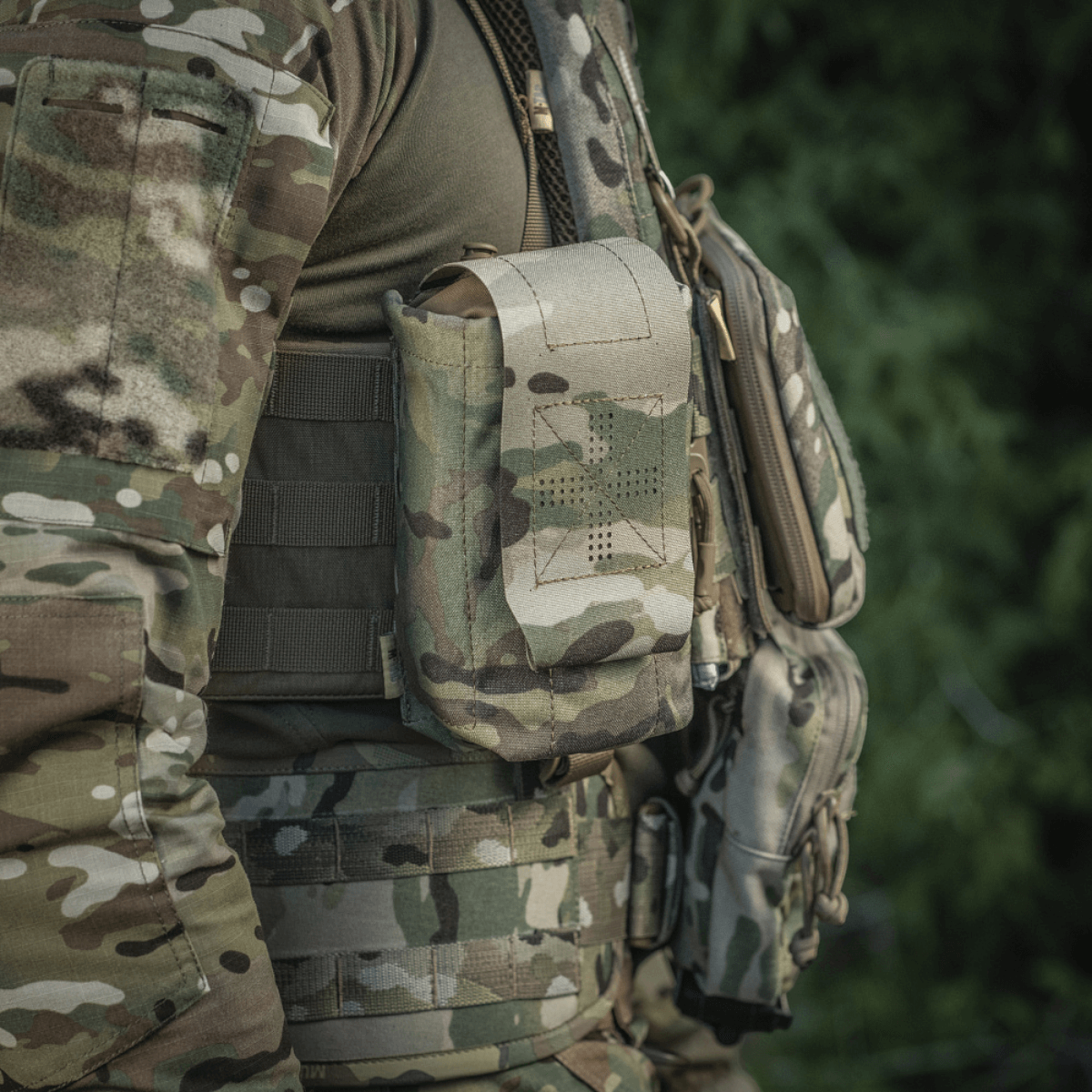 M-Tac Mediclomme Small Vertical Elite multicam-nylonista, kiinnitetty taktiseen varustukseen, NIJ-sertifiointi, näytetty galleria-asemassa 1.