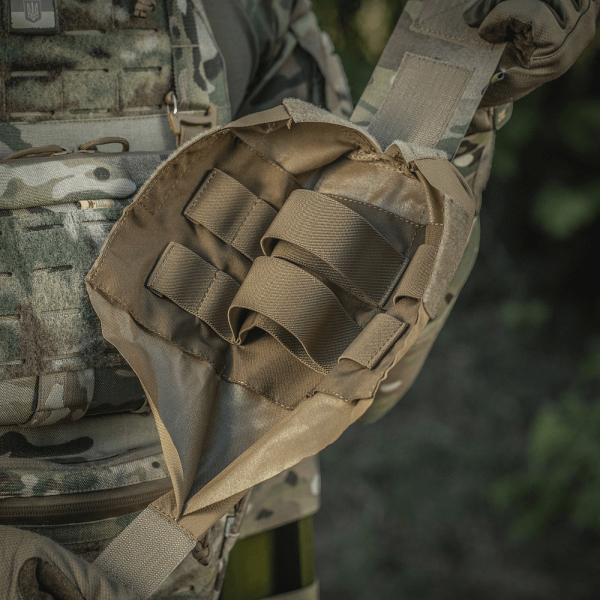 M-Tac Mediclomme Small Vertical Elite kulutusta kestävästä multicam-nylonista NIJ-sertifioinnilla ja integroidulla IFAK-organizerilla, näytetty gallerian sijainti 1.