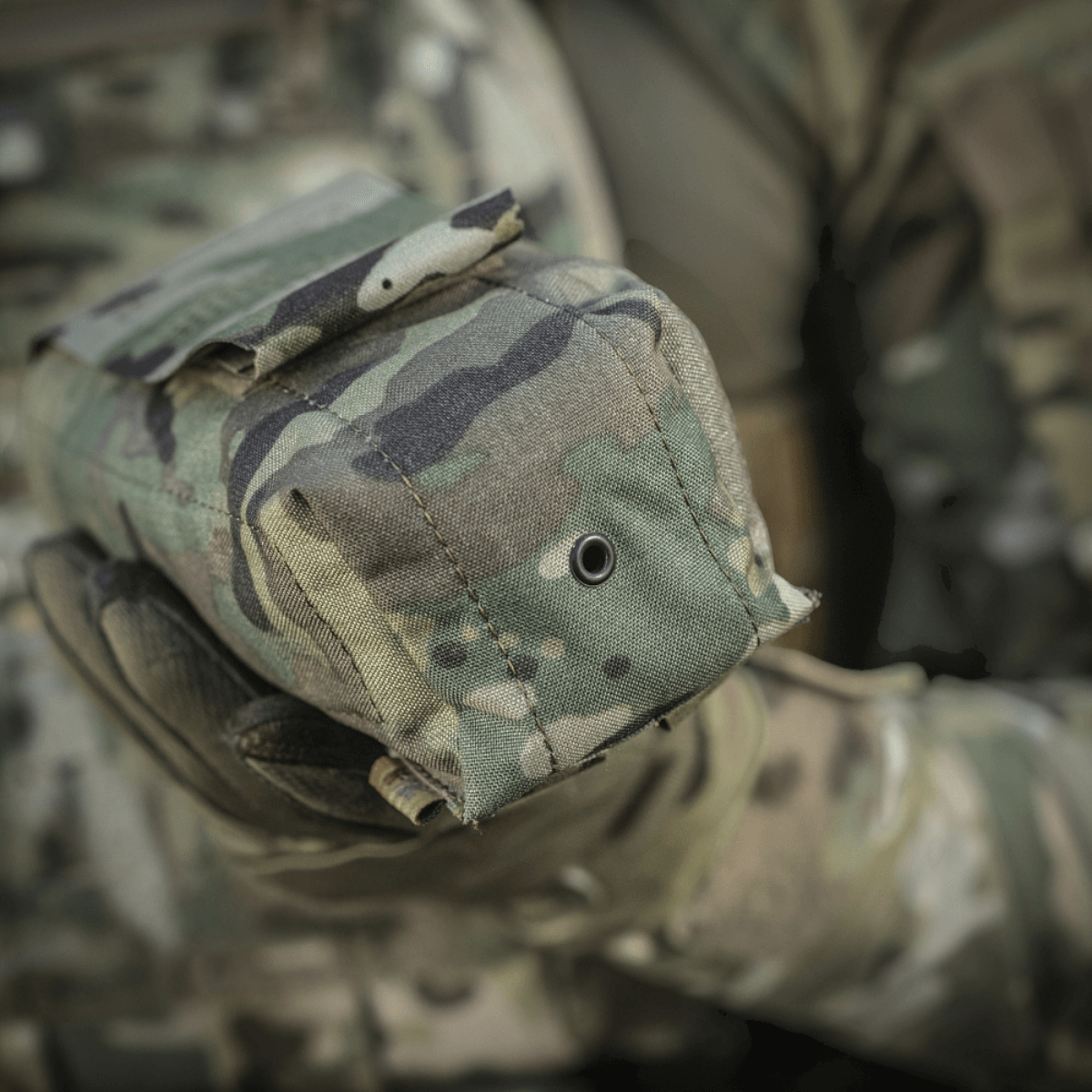 M-Tac Mediclomme Small Vertical Elite multicam-nylonista NIJ-sertifioinnilla ja integroidulla IFAK-organizerilla, näytetty gallerian sijainti 1.
